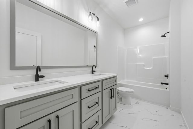 2950 Prairie Farms Circle S, Fargo, ND 58104