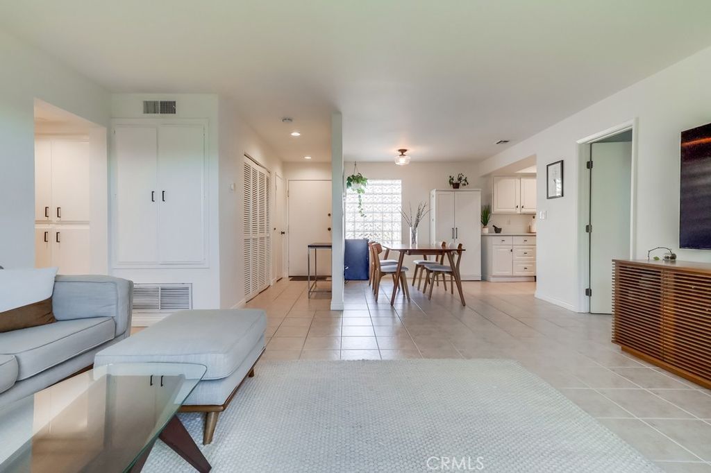 Image 11 of property listing at 1020 Ocean Park, Santa Monica, CA 90405