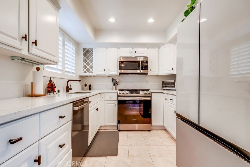 Image 16 of property listing at 1020 Ocean Park, Santa Monica, CA 90405