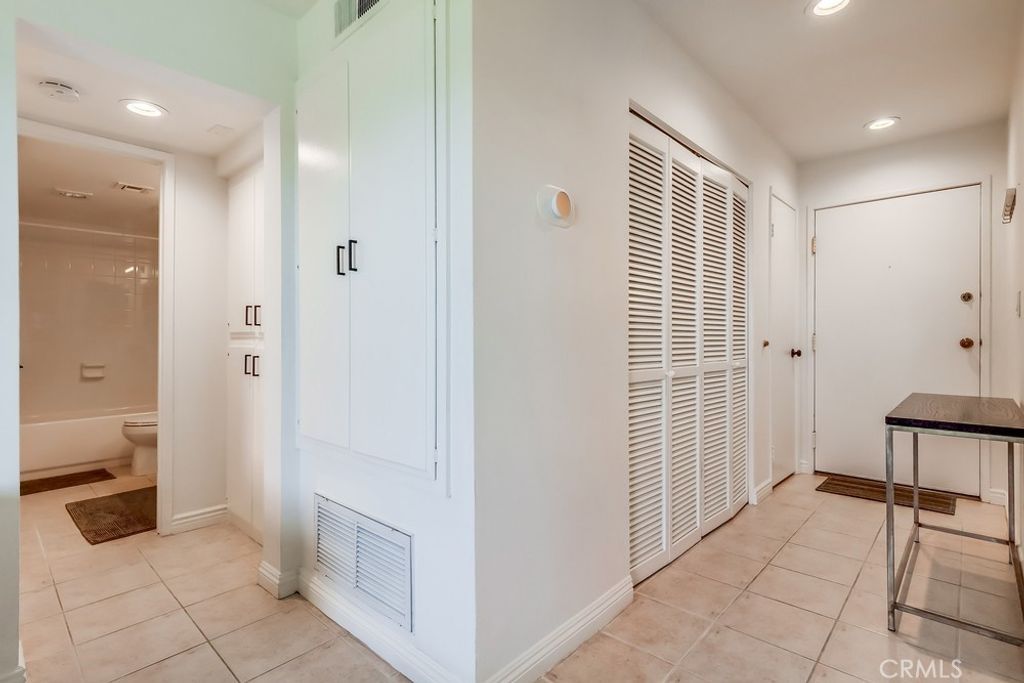 Image 23 of property listing at 1020 Ocean Park, Santa Monica, CA 90405