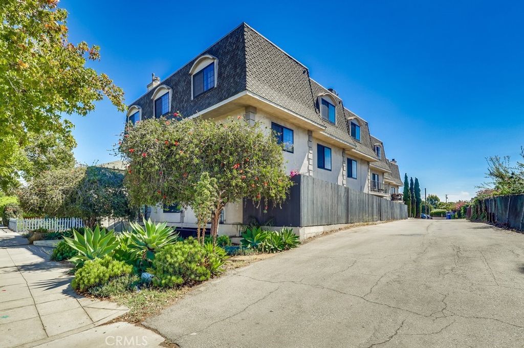 Image 3 of property listing at 1020 Ocean Park, Santa Monica, CA 90405