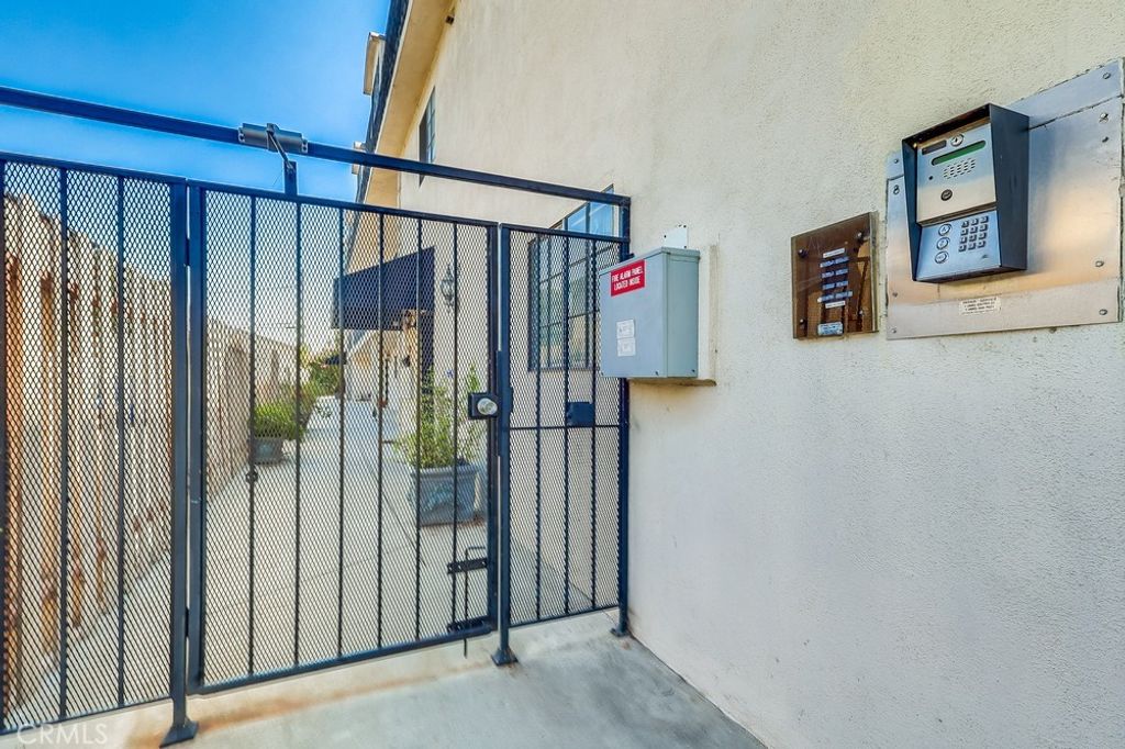 Image 5 of property listing at 1020 Ocean Park, Santa Monica, CA 90405