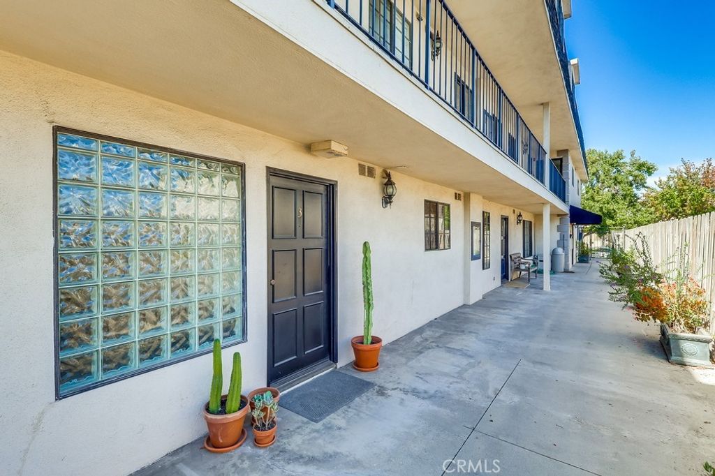 Image 7 of property listing at 1020 Ocean Park, Santa Monica, CA 90405