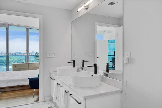 888 Biscayne Boulevard 812, Miami, FL 33132