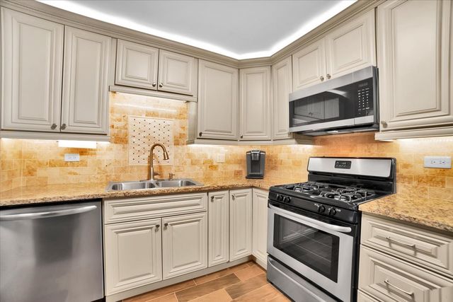 950 E Wilmette Road 325, Palatine, IL 60074