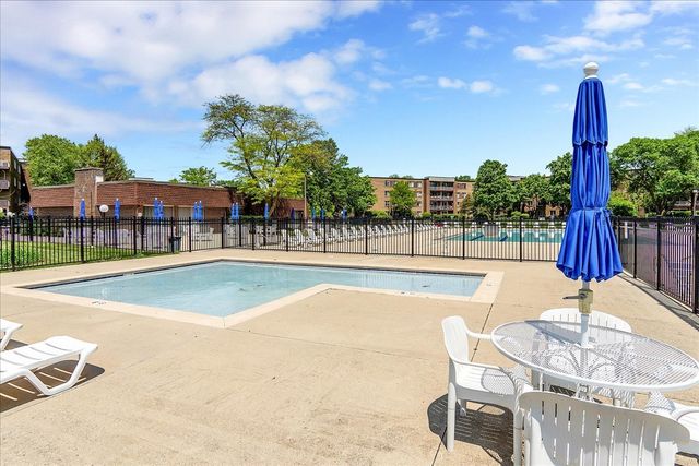 950 E Wilmette Road 325, Palatine, IL 60074