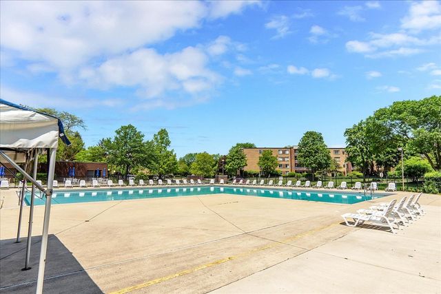 950 E Wilmette Road 325, Palatine, IL 60074