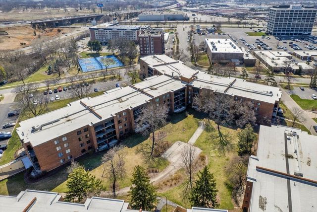 950 E Wilmette Road 325, Palatine, IL 60074