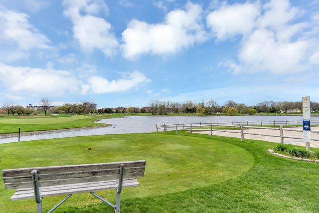 950 E Wilmette Road 325, Palatine, IL 60074