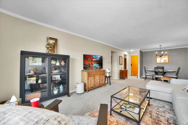 950 E Wilmette Road 325, Palatine, IL 60074