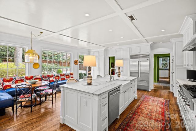 3815 Foxcroft Road, Charlotte, NC 28211