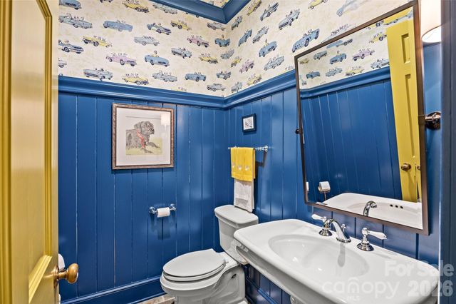 3815 Foxcroft Road, Charlotte, NC 28211