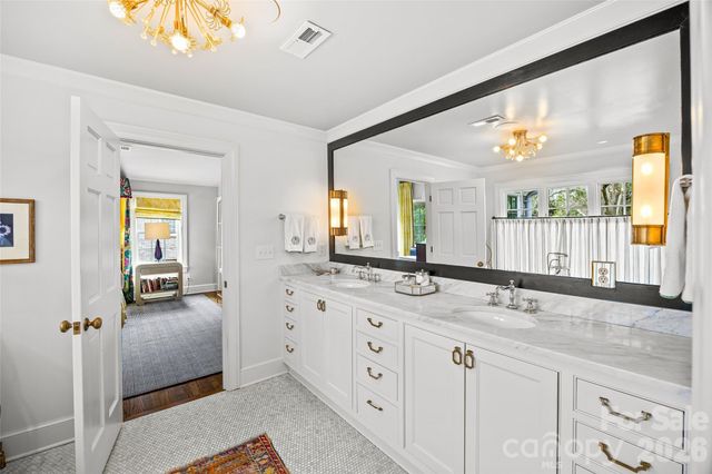 3815 Foxcroft Road, Charlotte, NC 28211