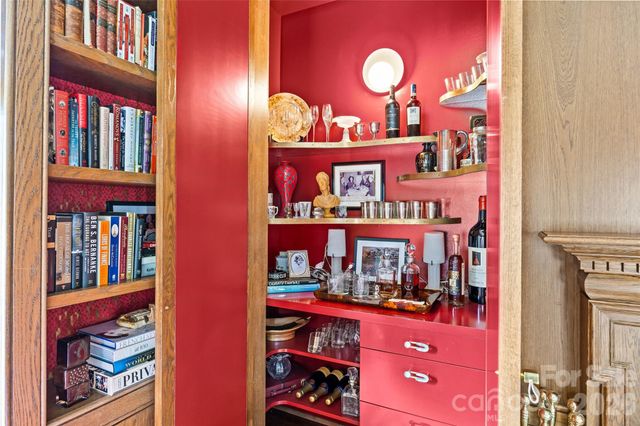 3815 Foxcroft Road, Charlotte, NC 28211