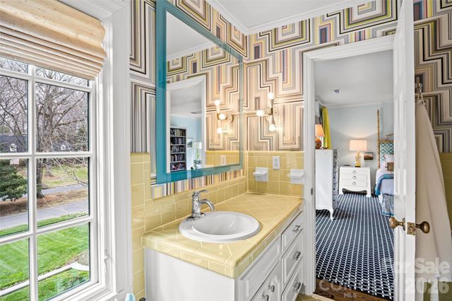 3815 Foxcroft Road, Charlotte, NC 28211