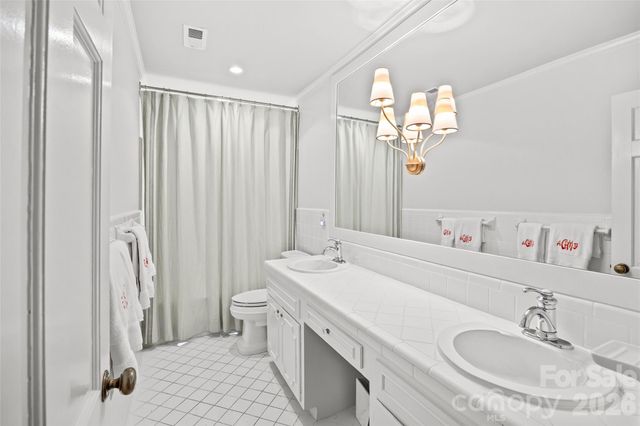 3815 Foxcroft Road, Charlotte, NC 28211