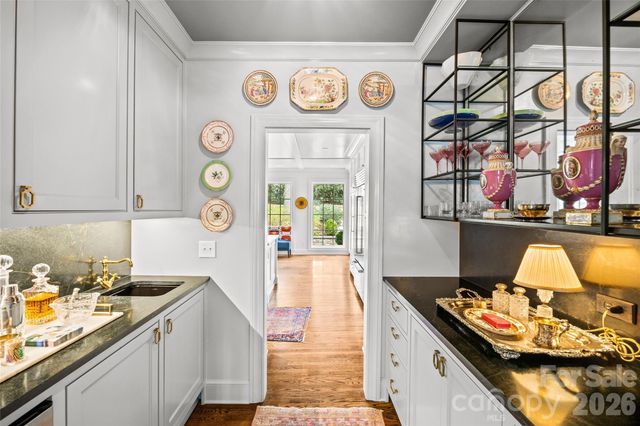 3815 Foxcroft Road, Charlotte, NC 28211