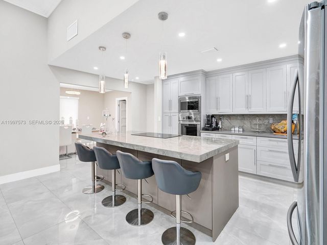 621 E Tropical Way, Plantation, FL 33317