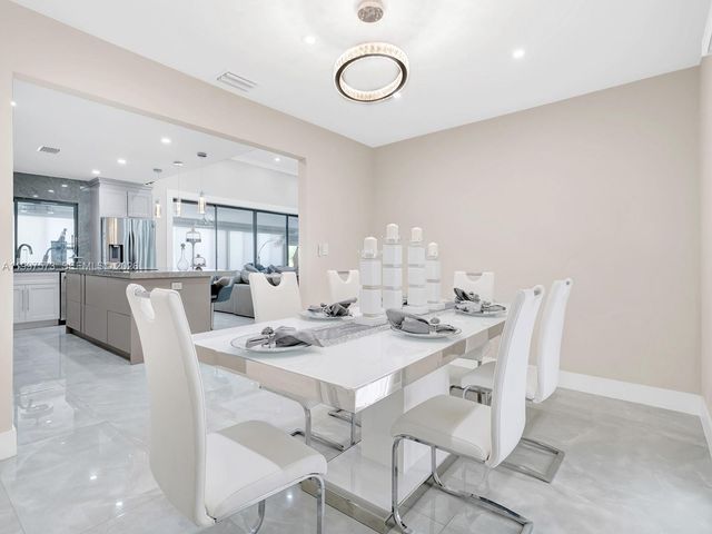 621 E Tropical Way, Plantation, FL 33317
