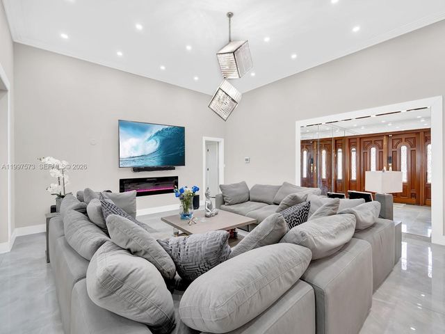 621 E Tropical Way, Plantation, FL 33317