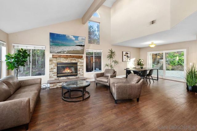 1371 Hinrichs Way, Escondido, CA 92027