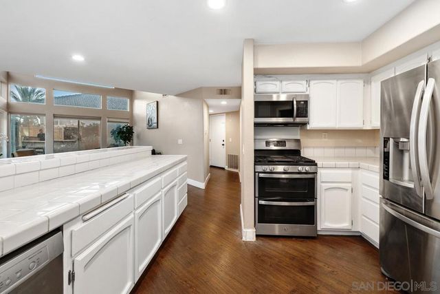 1371 Hinrichs Way, Escondido, CA 92027