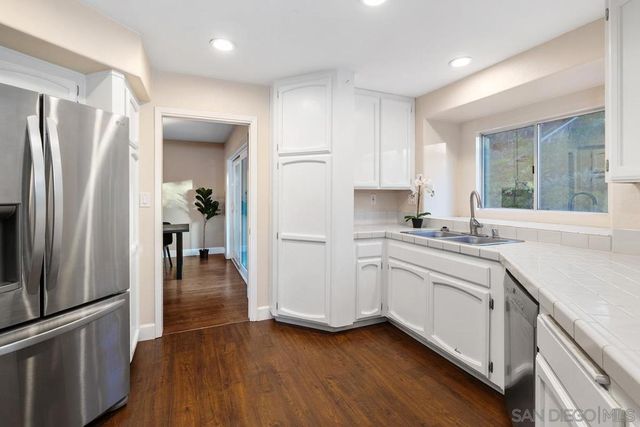 1371 Hinrichs Way, Escondido, CA 92027