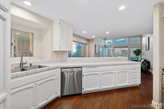 1371 Hinrichs Way, Escondido, CA 92027