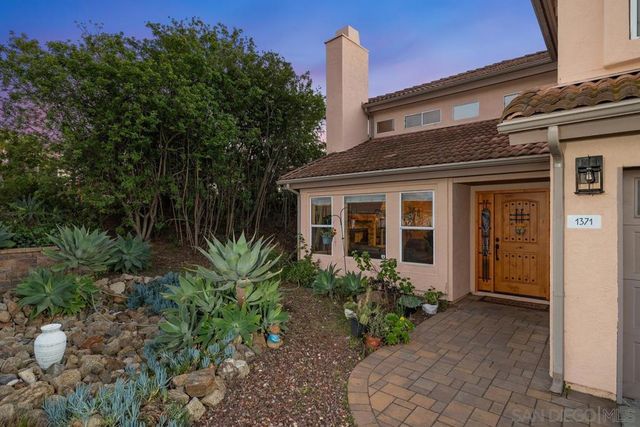 1371 Hinrichs Way, Escondido, CA 92027