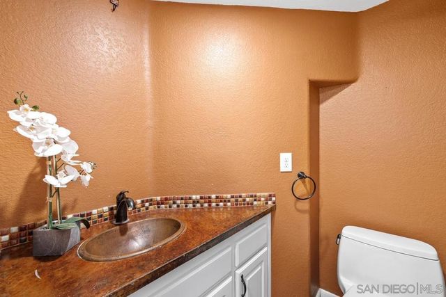 1371 Hinrichs Way, Escondido, CA 92027