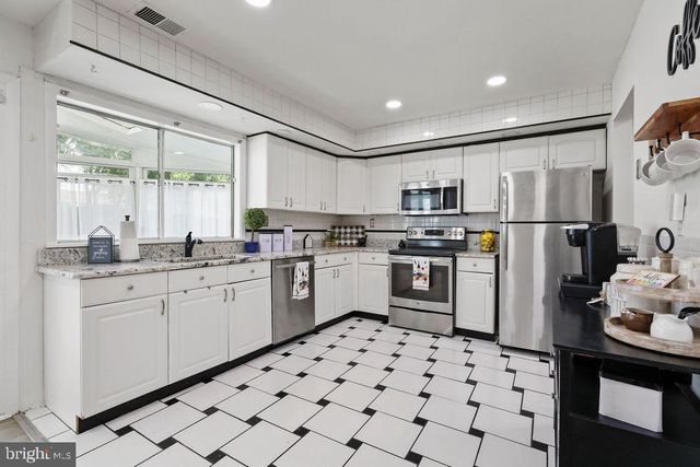 21 PARKHILL LN, Sicklerville, NJ 08081
