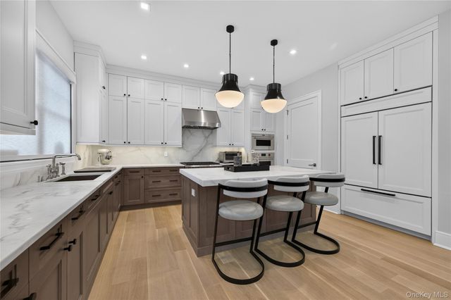63 Three Ponds Lane W, Woodbury, NY 11797