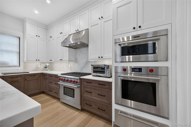 63 Three Ponds Lane W, Woodbury, NY 11797