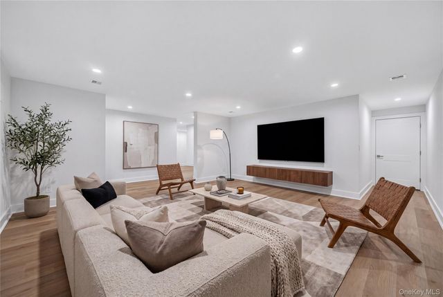 63 Three Ponds Lane W, Woodbury, NY 11797