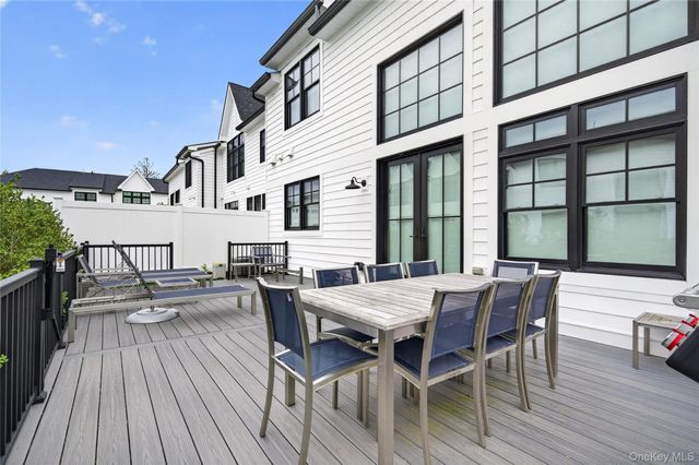 63 Three Ponds Lane W, Woodbury, NY 11797