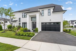 63 Three Ponds Lane W, Woodbury, NY 11797