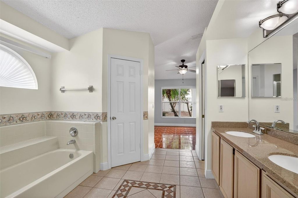 Image 19 of property listing at 14912 WHITE MAGNOLIA COURT, Orlando, FL 32824