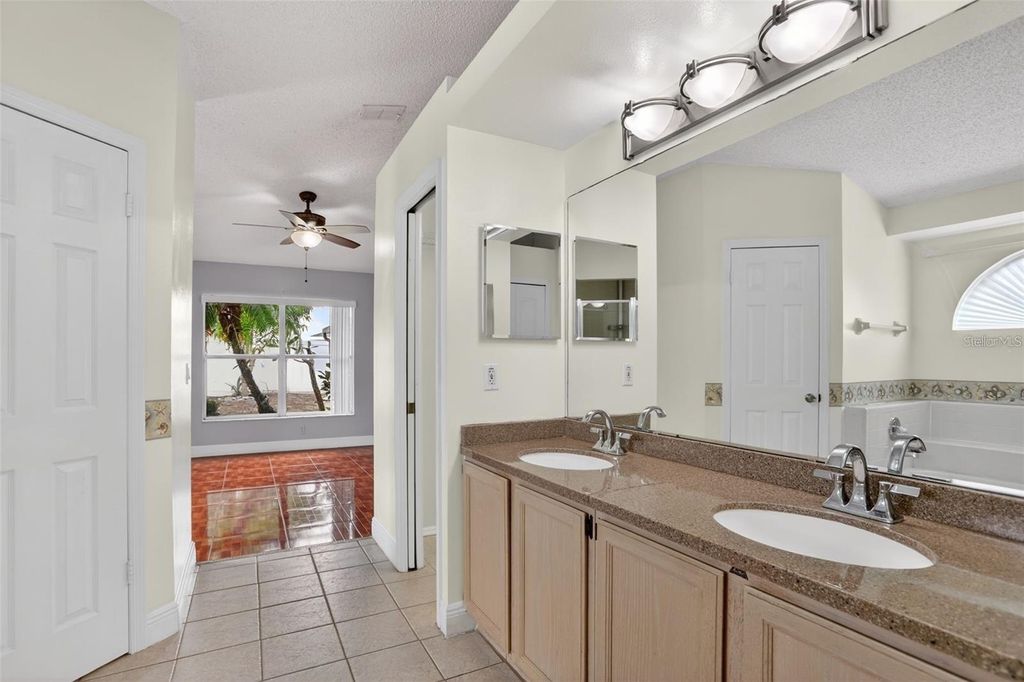 Image 20 of property listing at 14912 WHITE MAGNOLIA COURT, Orlando, FL 32824