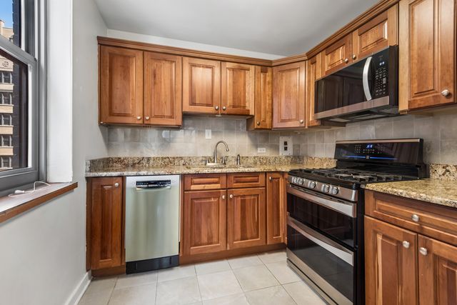 253 E Delaware Place 7H, Chicago, IL 60611