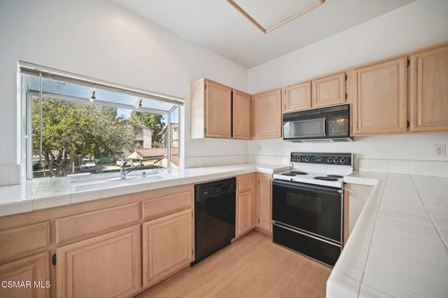 668 Oak Run Trail 103, Oak Park, CA 91377