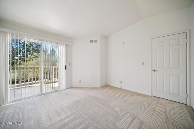 668 Oak Run Trail 103, Oak Park, CA 91377