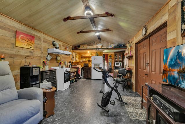 105 Dripping Springs Rd, Monterey, TN 38574