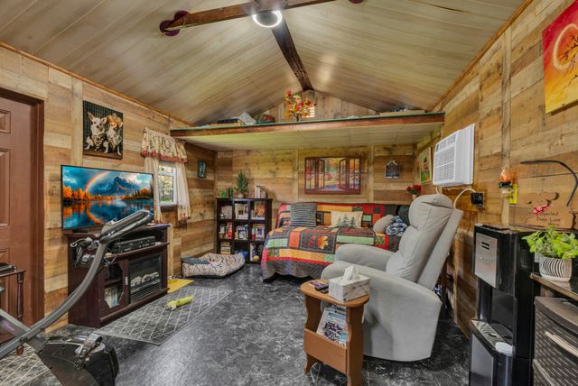 105 Dripping Springs Rd, Monterey, TN 38574