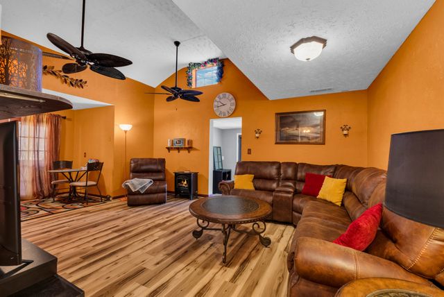 105 Dripping Springs Rd, Monterey, TN 38574