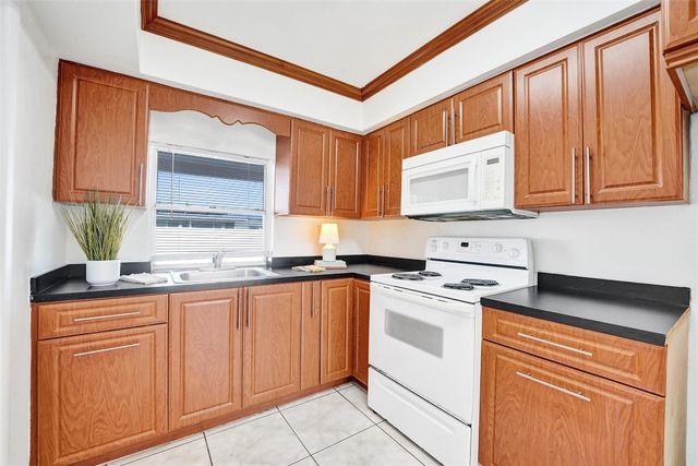 8211 NW 10th Street, Pembroke Pines, FL 33024