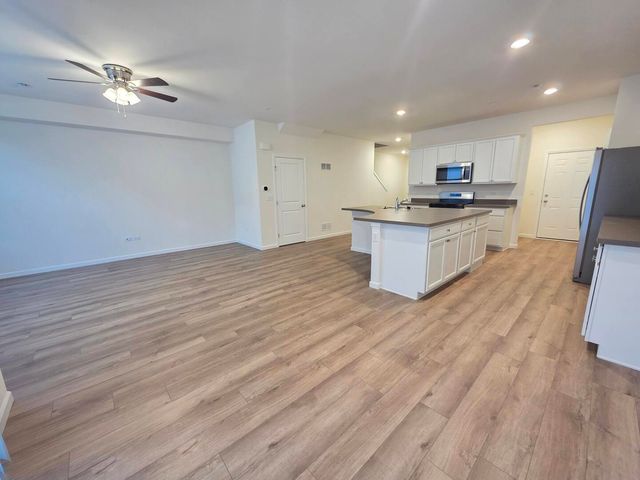 5915 Hawkweed Drive 08703, Naperville, IL 60564