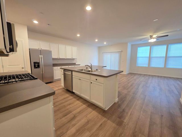 5915 Hawkweed Drive 08703, Naperville, IL 60564