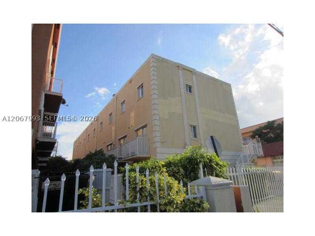 928 SW 3 207, Miami, FL 33130