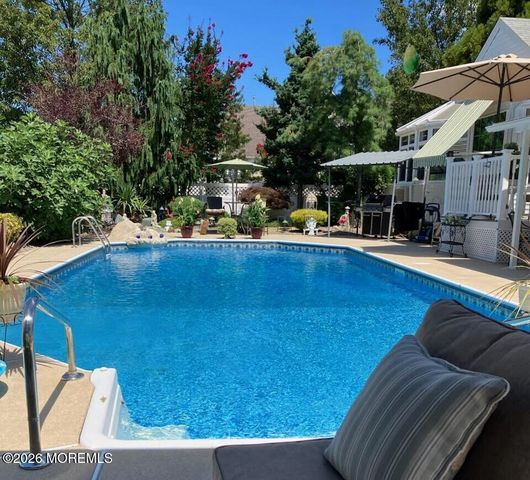 1 Ravenwood Court, Bayville, NJ 08721