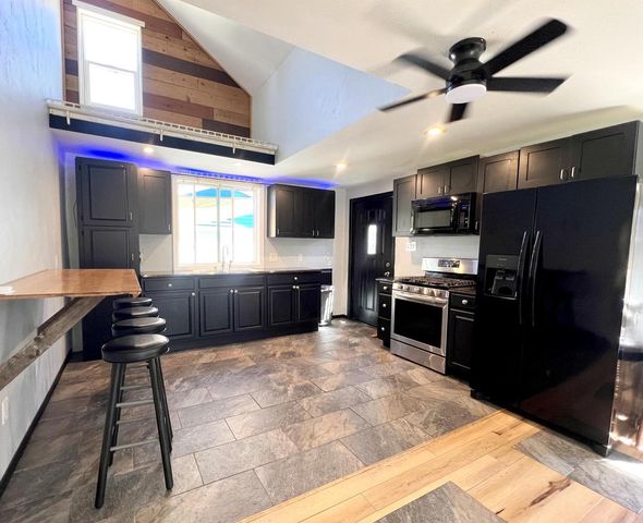 512 W 19TH AVENUE, Oshkosh, WI 54904
